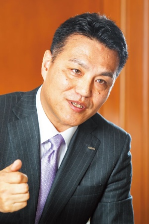 <b>オムロンの山田義仁社長。創業者の未来予測と撤退基準で、企業の鮮度を維持する</b>（写真＝上：アフロ）