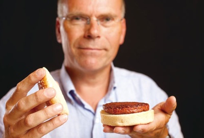 <b>オランダのマーストリヒト大学で「培養肉」を研究するマーク・ポスト教授と、開発中の培養肉（下の写真）</b>