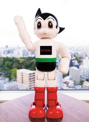 <b>手塚治虫氏の名作「鉄腕アトム」をモデルにしたAI搭載ロボットATOM。家族の顔を覚え、会話が楽しめる。講談社が4月に発売開始した全70号の雑誌「週刊 鉄腕アトムを作ろう!」についてくる部品を組み立てて完成させる</b>(写真=ATOM:北山 宏一 ©TEZUKA PRO / KODANSHA)