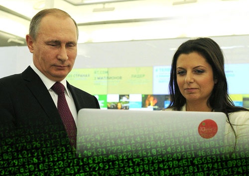 ロシアのプーチン大統領(左)の指示で、国営メディアを率いるマルガリータ・シモニャン氏(右)がプロパガンダを遂行していると、西側の情報機関はみている(写真=ユニフォトプレス)