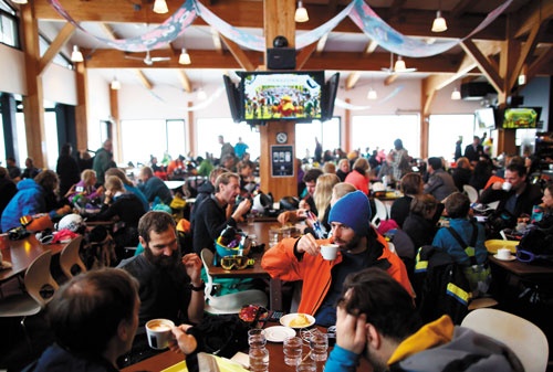 <span class="fontBold">北海道ニセコ地区のリゾートエリアは、スキーシーズンになると外国人観光客でごった返す。アジアの富裕層も急増しており、投資対象の高級コンドミニアムの建設などが相次いでいる</span>（写真＝Bloomberg/Getty Images）