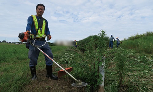 <b>東京電力・福島復興本社の田村政浩さんは、役場の要望に応じて毎日のように、被災者が帰還する日のために草を刈る</b>