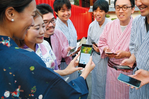 <b>神奈川県湯河原町の旅館「The Ryokan Tokyo YUGAWARA」では、女将（左）自ら宿泊客をポケモン獲得ツアーに連れ出す。旅館が購入したアイテム「ルアーモジュール」を「ポケストップ」に設置し、ポケモンを呼び寄せて宿泊客を楽しませる</b>（写真＝陶山 勉）