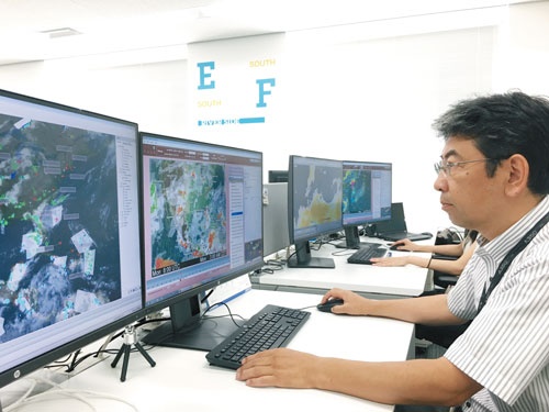 <b>日本IBMの本社16階では気象予報士が24時間365日常駐し、気象情報を監視する</b>