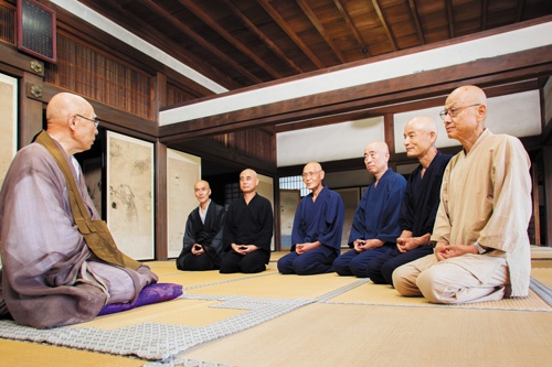 <b>兵庫県姫路市にある臨済宗妙心寺派の龍門寺。右から5人の修行僧は皆、企業で定年まで勤め上げたサラリーマンで、60歳を超えている</b>（写真＝菅野 勝男）