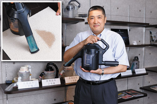 <b>汚水は清水と混ざらず掃除機内にも浸入しない（左上）。「第一印象で売れると確信した」と亀井社長</b>（写真＝竹井 俊晴）