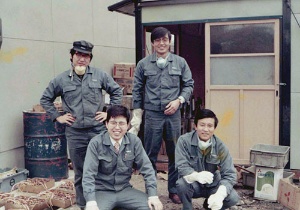 <b>京都市内で4人で創業した当時の写真。<br /> 左下が永守社長。後ろの建物は草創期の工場</b>