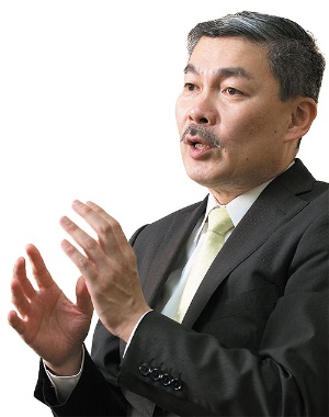<div class="p_name">アベノミクスの司令塔</div><small>京都大学大学院教授</small><br /><span class="fontBold">藤井 聡</span><small>(49歳)</small><br />(写真=的野 弘路)
