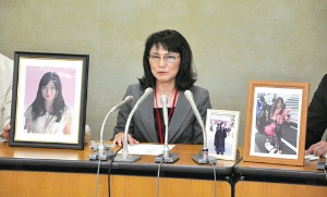<b>高橋まつりさんの自殺が労災認定され、記者会見を開いた母親の幸美さん</b>(写真=朝日新聞社)