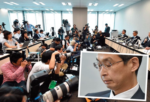 <span class="fontBold">6月26日、東京地裁に民事再生法の適用を申請したタカタ。高田重久会長兼社長（右）は「深くおわびする」と謝罪しつつ、無念さをにじませた</span>（写真＝2点：AFP/アフロ）