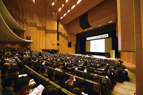 <span class="fontBold">トヨタグループの4000人以上の関係者が集まる改善事例の発表会「オールトヨタTQM大会」</span>