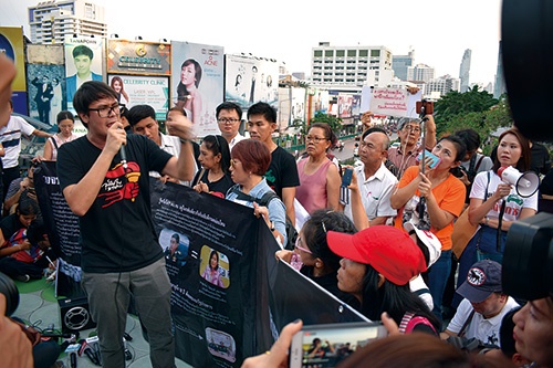 <span class="fontBold">1月末、バンコク中心地の商業施設前で開かれた、軍政への抗議集会</span>