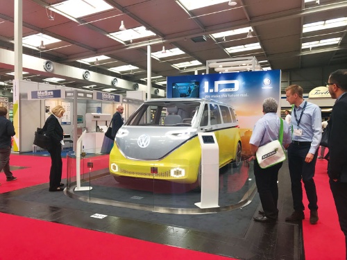 <span class="fontBold">バッテリーショーに展示された独フォルクスワーゲンの新型EV。2025年に300万台のEVを販売する計画だ</span>