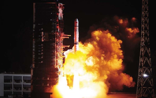 <span class="fontBold">中国は2018年5月、「長征4号」を打ち上げ、通信衛星「鵲橋」の軌道投入に成功した。世界で初めてとなる月の裏側への探査機着陸への布石だ</span>（写真＝AFP／アフロ）