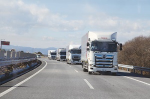 <span class="fontBold">経済産業省や国土交通省、日野自動車、豊田通商などは高速道路での隊列走行の実証実験を行った</span>