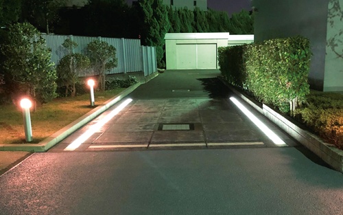 <span class="fontBold">道路での発電に向け、NIPPOの総合技術センターの敷地内に太陽光発電モジュールを敷設した。昼間に蓄積した電力で、夜間に周辺の照明やLED照明を用いた区画線をともした</span>(写真=NIPPO提供)