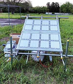 <span class="fontBold">東京大学の敷地で行われている人工光合成の実験の様子。光触媒のシートが太陽光を受けて反応する</span>