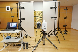 <span class="fontBold">キヤノン「綴プロジェクト」では撮影に市販のデジタル一眼レフカメラを使う</span>