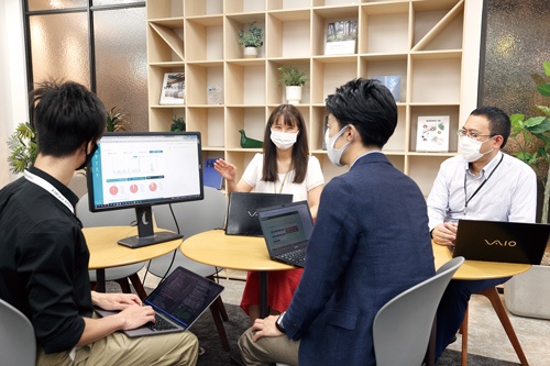 <span class="fontBold">SREホールディングスのエンジニアと営業の打ち合わせ。現場の声を聞いてシステム改善を繰り返す</span>(写真=村田 和聡)