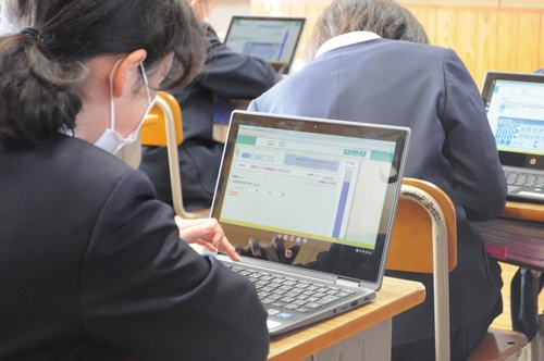<span class="fontBold">水戸市立新荘小学校では184人の生徒全員が「すららドリル」を使って学ぶ</span>