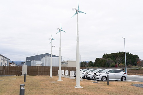 日産が福島県浪江町で進める実証実験の様子。5台のEV「リーフ」が自律的に充放電する