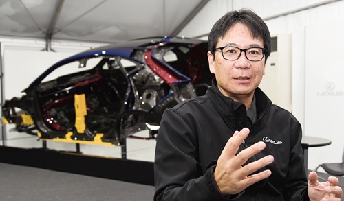レクサスNXの開発責任者を務めた加藤武明氏。2014年に発売した初代レクサスNXから、2代続けて開発責任者を担当する