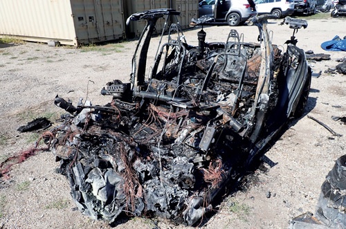 電池からの発火によるEVの火災事故が相次いでいる(写真=NTSB、日経Automotive)