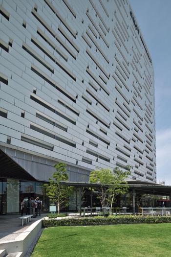 2022年4月に開業したOMO7大阪 by 星野リゾート。施設の低層部には、全長約85m、高さ約5mのパブリックスペース「OMOベース」を設けている（写真=生田 将人）