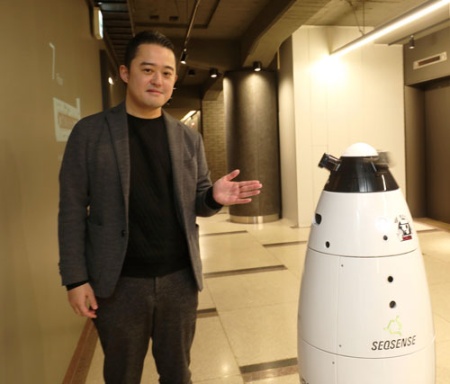 大手町ビルにて渋谷氏と「SQ-2」(写真=都築 雅人)