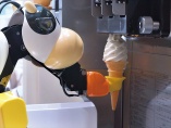 業務用調理ロボット　ソフトクリームの円すい形も再現