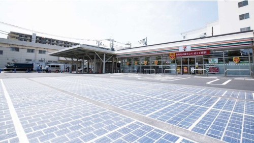 <span class="fontBold">相模原橋本台1丁目店は改良した什器・設備で作業時間を7.1時間削減。太陽光パネルも敷き詰めている</span>