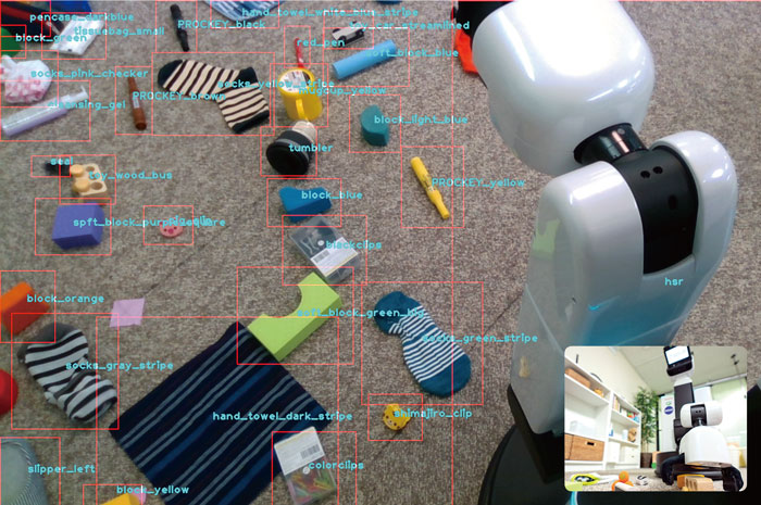 <span class="fontBold">昨年の家電・IT国際見本市「CEATEC」で披露した片付けロボット。散らかった靴下やおもちゃを認識し、片付けることができる</span>（写真=&copy;Preferred Networks）