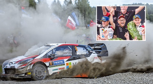 <span class="fontBold">8月初旬のWRCラリー・フィンランドは、トヨタ自動車の「ヤリス」が首位を快走(左)。昨年の同大会でも優勝し、喜ぶ豊田章男社長(上)</span>(写真=Panoramic/アフロ)