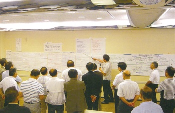 <span class="fontBold">2013年に行われた幹部合宿。石田氏は幹部34人を集めJR貨物の課題と改善策を議論した</span>