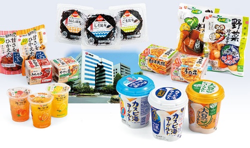 <span class="fontBold">総菜(右上)、昆布製品(中上)、豆製品(左上)で売り上げの8割を占める。ヨーグルト(右下)は1割まで育った。左下はデザートのフルーツセラピー。建物は神戸市の本社</span>(写真=商品:スタジオキャスパー)