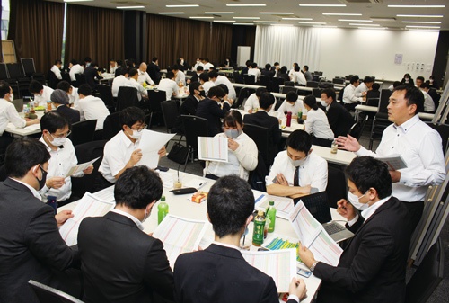 <span class="fontBold">10月上旬、名古屋市内で開かれた東海・関西地区の店長会議。100人以上の店長やエリアマネジャーらが店舗運営の収益性や人員配置の在り方を議論した</span>