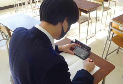 <span class="fontBold">東京都立本所高校では放課後や長期休暇中の自習教材として「スタディサプリ」を使う</span>(写真=本所高校提供)