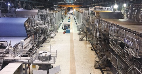 <span class="fontBold">三島工場(愛媛県四国中央市)の抄紙工程プラント。向かって左側で情報・印刷用紙を、右側で段ボール用紙を抄いている</span>