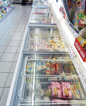 <span class="fontBold">初山別店のアイスクリームの冷凍庫は通常の1.5倍</span>(写真=船戸 俊一)