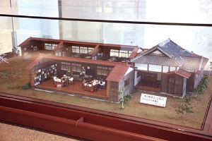 本社ロビーにある中伊豆時代の旧本社の模型（写真=栗原 克己）
