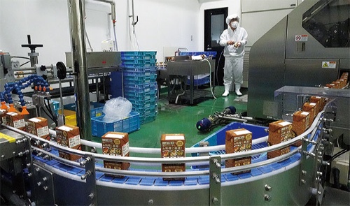 徳島県阿南市の工場で生産する「紙パックとうふ」。常温で157日間も保存できる