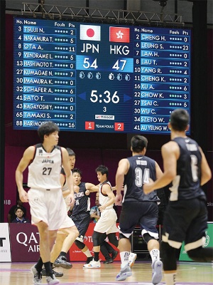 <span class="fontBold">アジア大会での香港戦。代表認定を取り消された4人の選手名も電光掲示板に表示されていたが、実際には8人での戦いを余儀なくされた</span><br />(写真=時事)