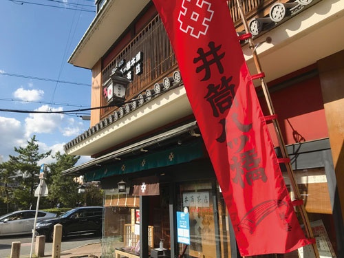 <span class="fontBold">津田氏は「知らず知らずのうちに観光客に頼り切った商売をしていた」と反省を口にする(写真は、京都市東山区の祇園本店)</span>