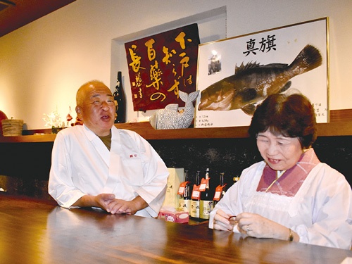 <span class="fontBold">日本料理店「鯛松」は、大将が自ら釣った魚をさばくのも魅力。女将さんと夫婦二人三脚で切り盛りしてきた</span>