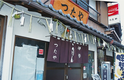 <span class="fontBold">甘いタレにからむ、もちもちの太い麺(下)。約80年続いている青木氏の店「つたや」は営業を続ける</span>