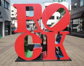 JR勝田駅前にはフェスを象徴するオブジェがある