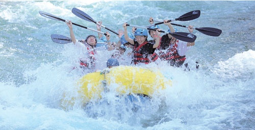 ラフティングはゴムボートに乗って激流の川を下るスポーツ。
