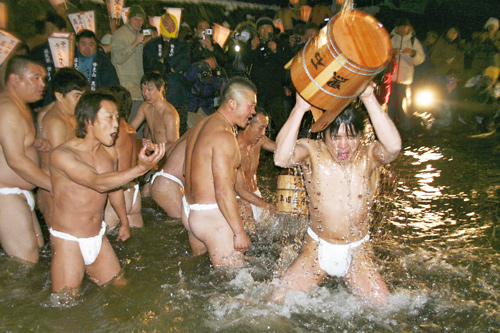 岩手県・黒石寺の「蘇民祭」、担い手不足で1000年以上の歴史に幕：日経ビジネス電子版