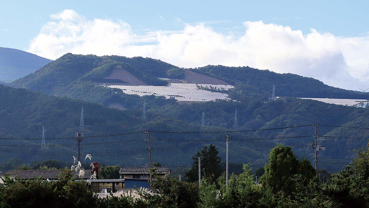 敗軍の将］福島市の反射まぶしいメガソーラーに懸念 稼働止められず