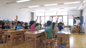 北海道東川町の中心部にある東川小学校。校舎に入ると壁のない教室が広がる(右)